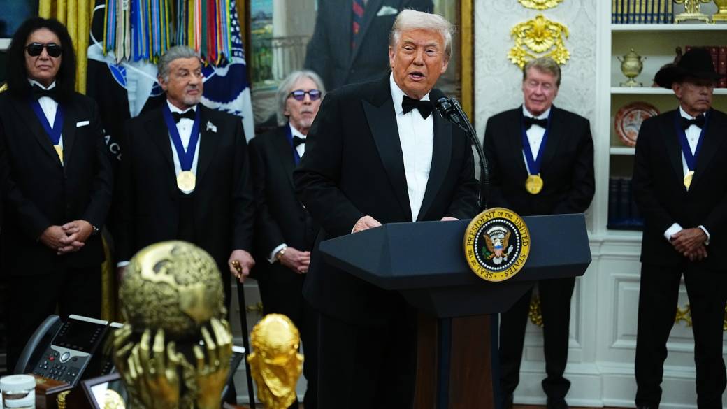 Click to play video: 'Trump awards Kennedy Center Honors medals to Stallone, Gaynor, Strait, KISS members'
