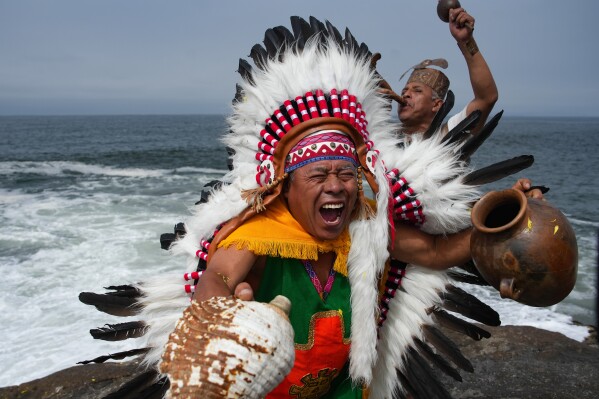 Shamans perform an annual ritual to predict political and social issues for the new year in Lima, Peru, Monday, Dec. 29, 2025. (AP Photo/Guadalupe Pardo)