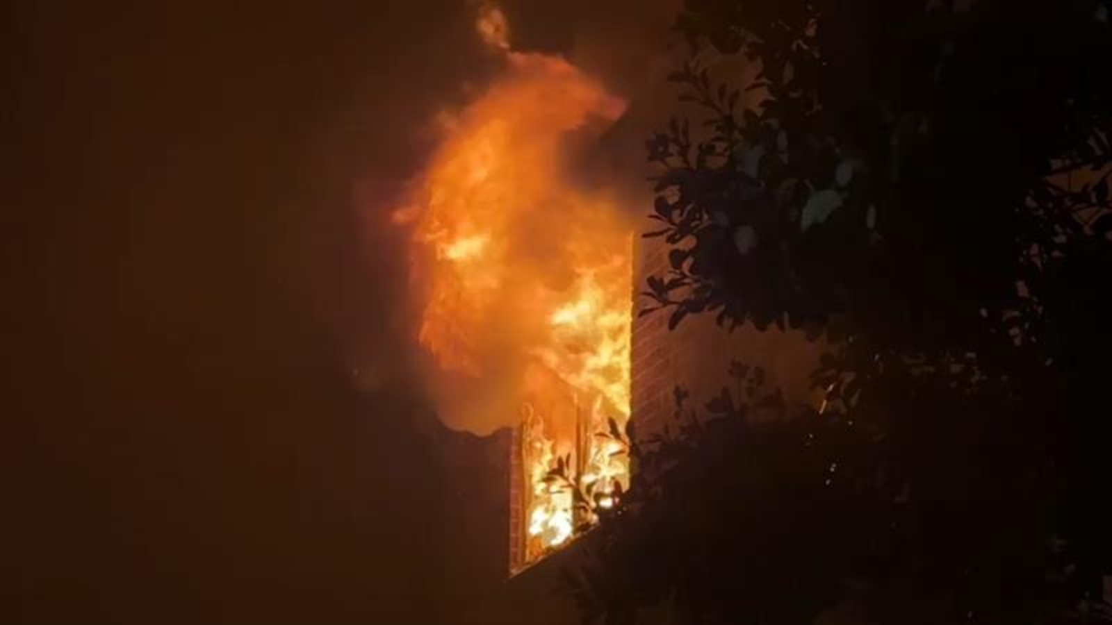 Snow, ice makes it tricky for firefighters to battle Flushing, Queens fire