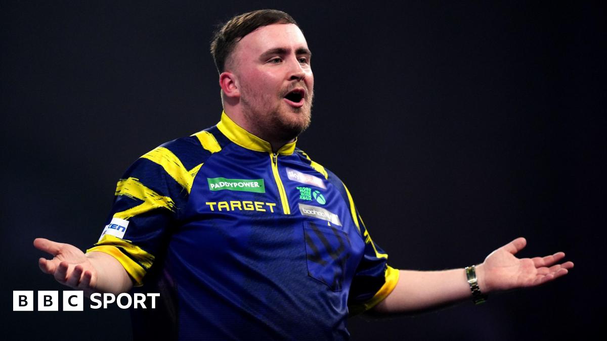 Luke Littler celebrates winning a set against Rob Cross at the PDC World Championships