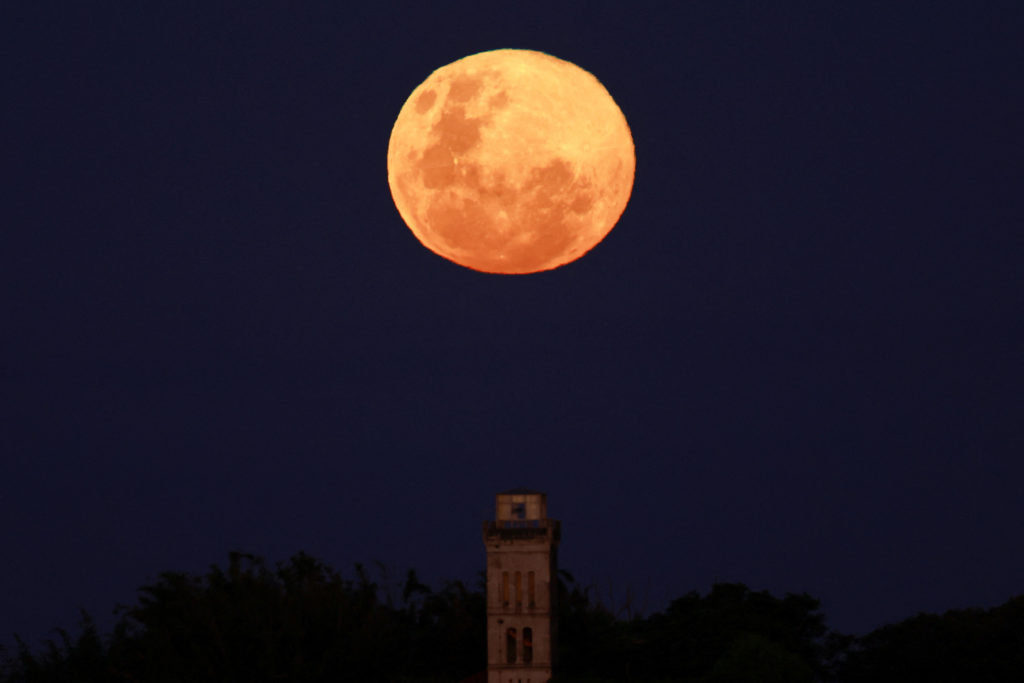 The last supermoon of 2025 lights up Porto Alegre’s sky