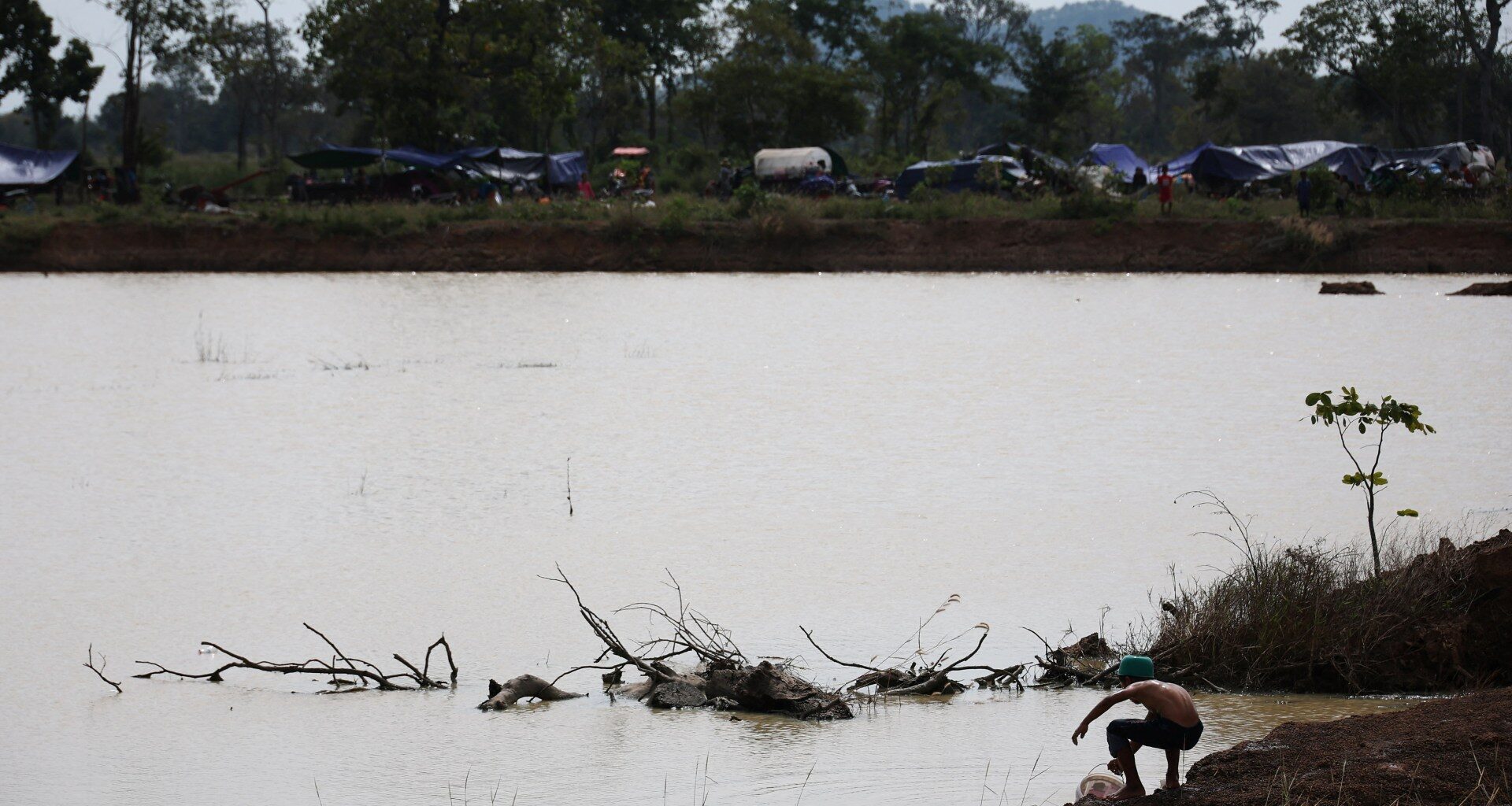 Cambodia blames Thailand for ‘ruthless’ bombardment amid border talks | Conflict News