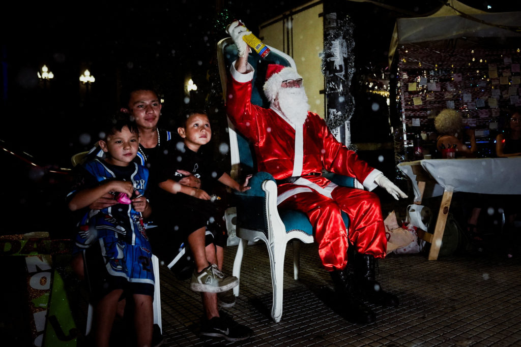 'No Families Without Christmas' Solidarity Dinner Held for Homeless in Buenos Aires