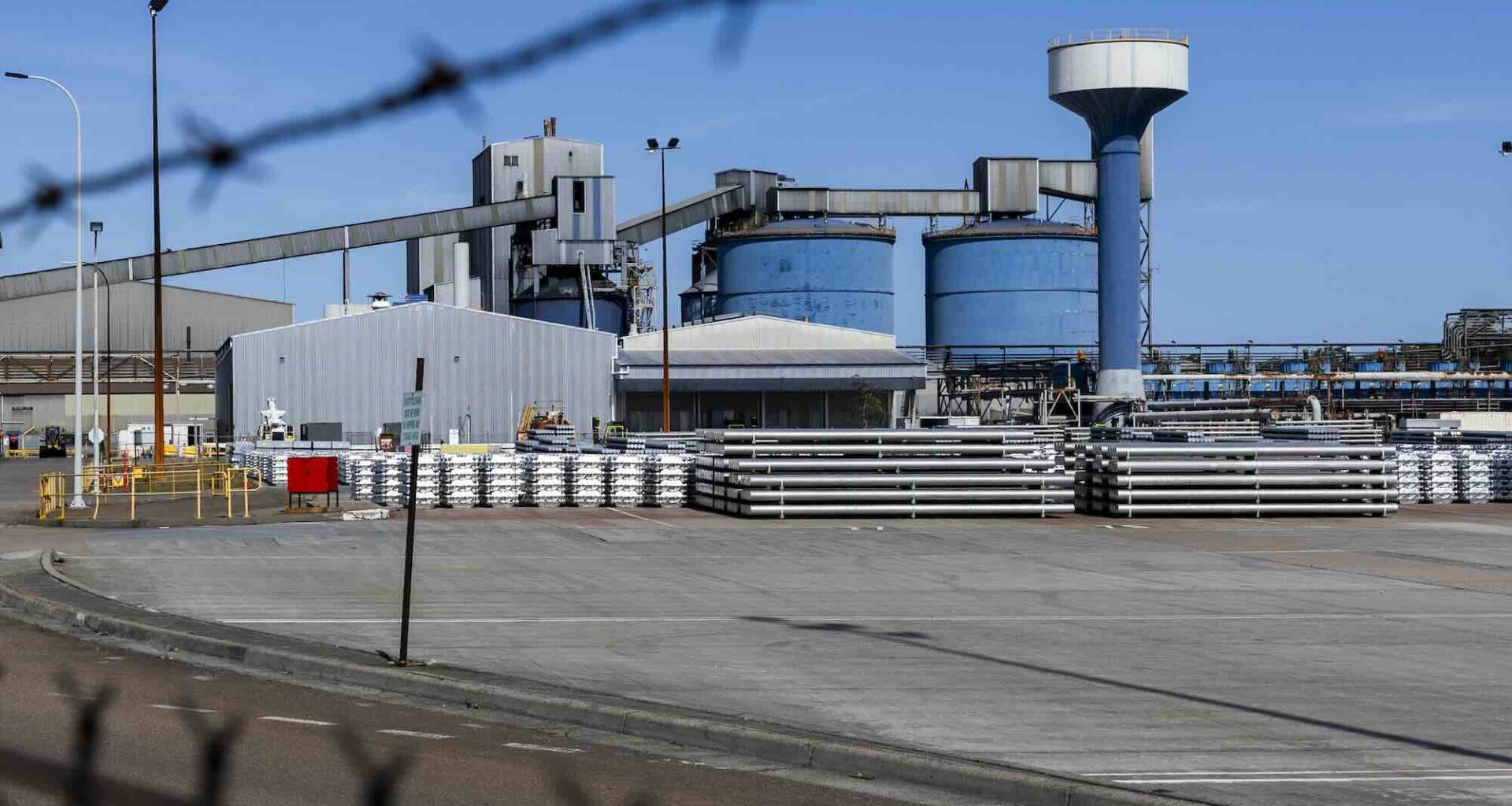 Australia's biggest aluminium smelter gets promise of cheaper, renewable power from feds and state