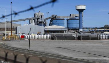 Australia's biggest aluminium smelter gets promise of cheaper, renewable power from feds and state