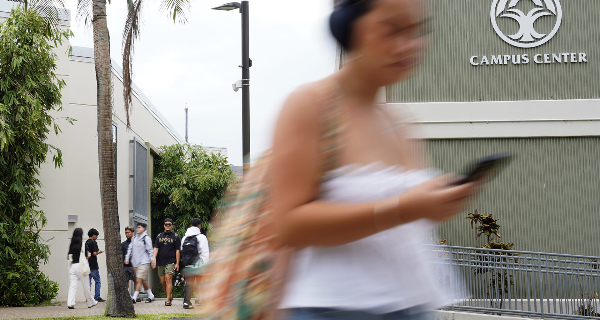 Students return to the University of Hawaii Manoa for the first day of classes Monday, Aug. 26, 2024, in Honolulu. The blur is a result of using a slow shutter speed of 1/20th of a second. (Kevin Fujii/Civil Beat/2024)