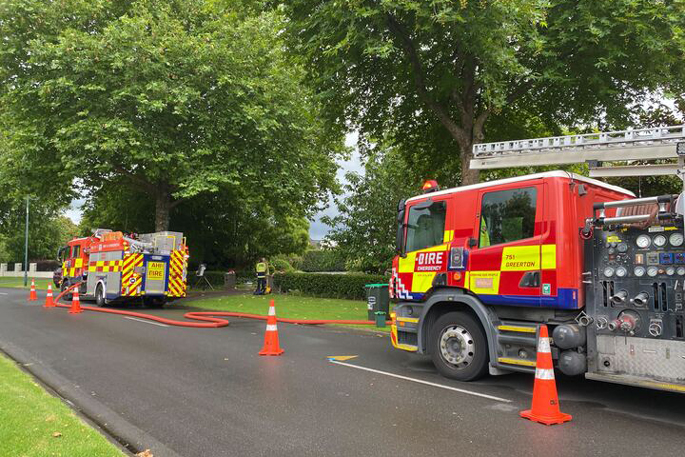 SunLive - Firefighters battle Tauranga house fire