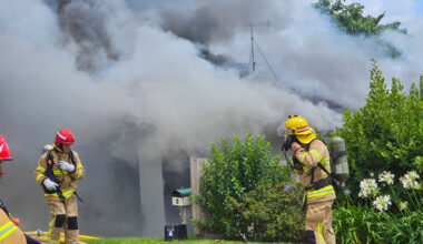 SunLive - Thick smoke billows as crews tackle house fire