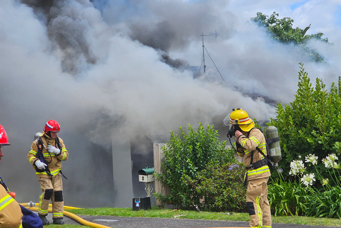 SunLive - Thick smoke billows as crews tackle house fire