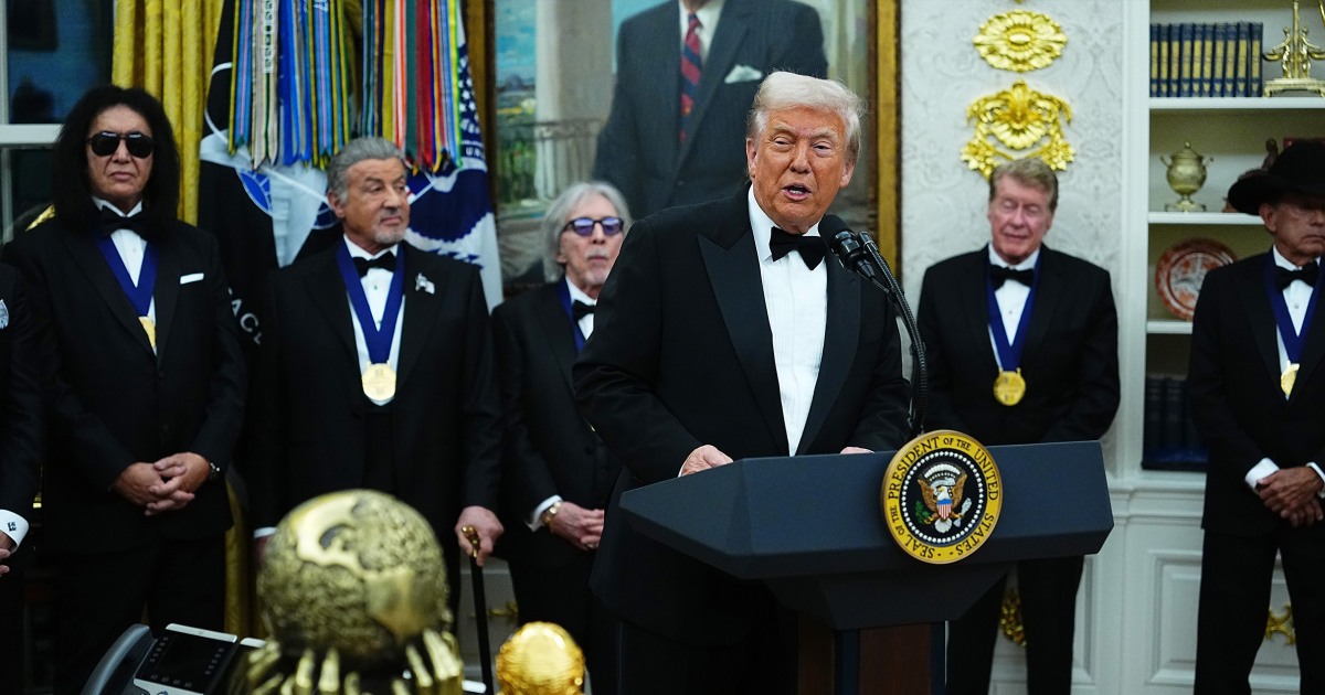 Trump presents medals to Kennedy Center honorees