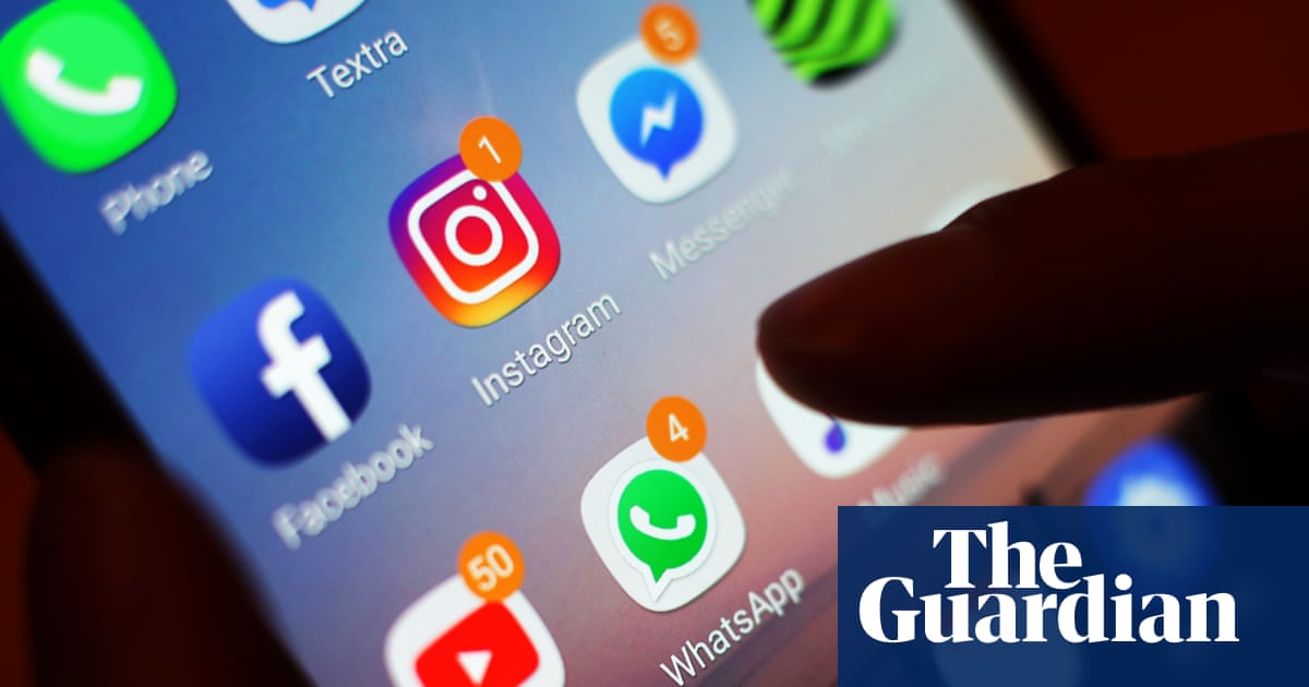 Instagram and Facebook begin shutting down accounts as Australia’s under-16s social media ban looms | Social media ban