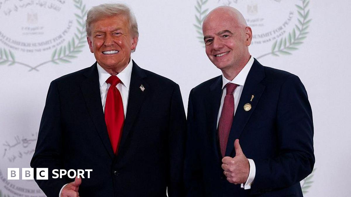 Donald Trump and Gianni Infantino give a thumbs-up