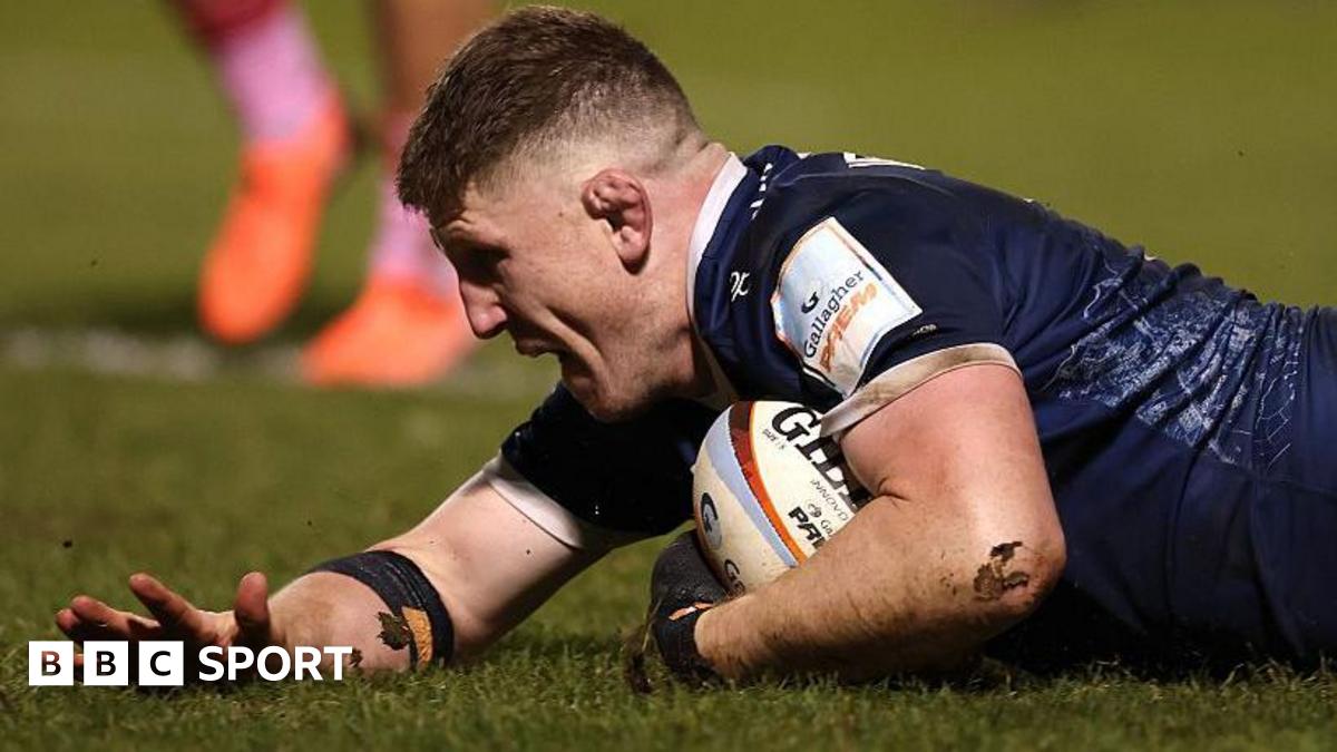 Jacques Vermeulen dives to score a try for Sale Sharks