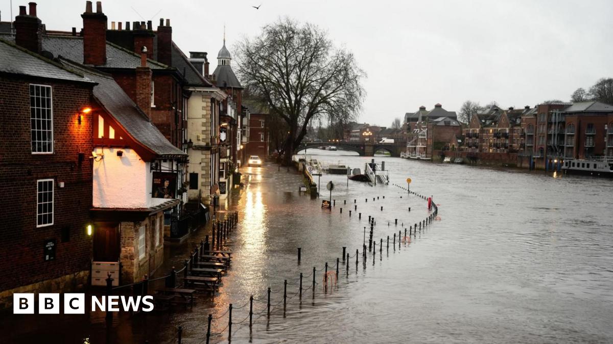 Storm Bram: Storm Bram disrupts travel across UK and leaves thousands without power
