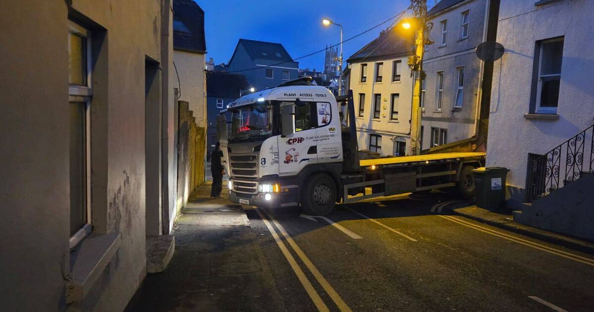 Cork city centre traffic jams as lorry is wedged on Richmond Hill