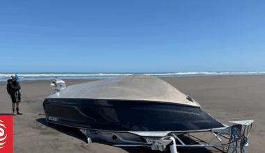 Dramatic rescue after sandbar flips fishing boat