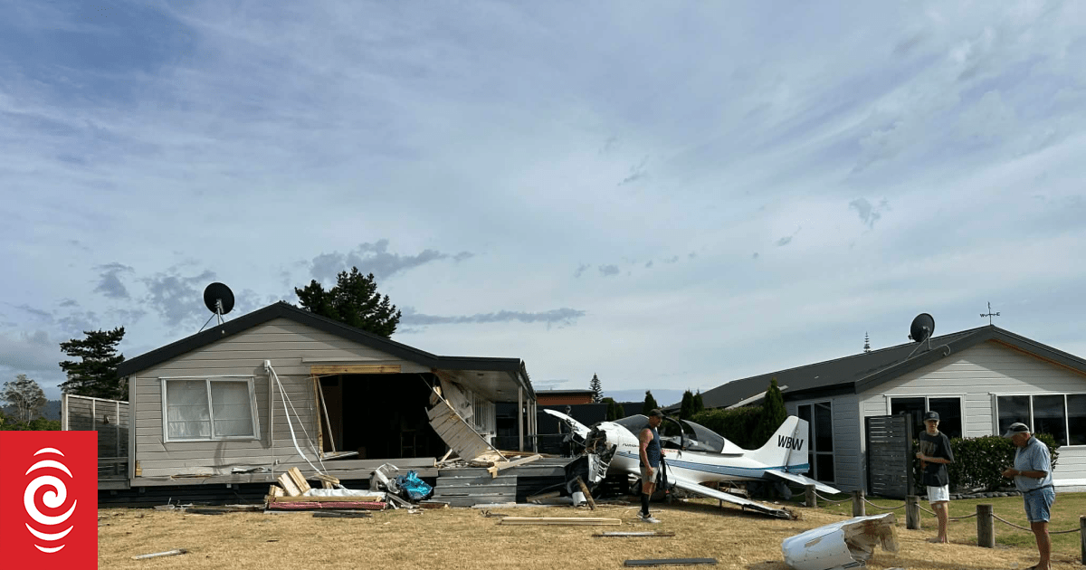 Aeroplane crashes into house in Pauanui