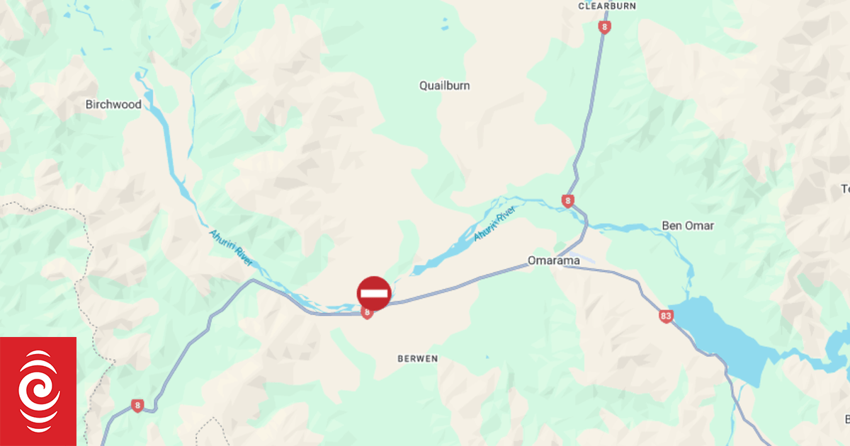 Crash blocks South Island highway