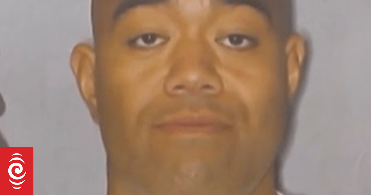 Man dies outside store after two stabbings on Auckland bus