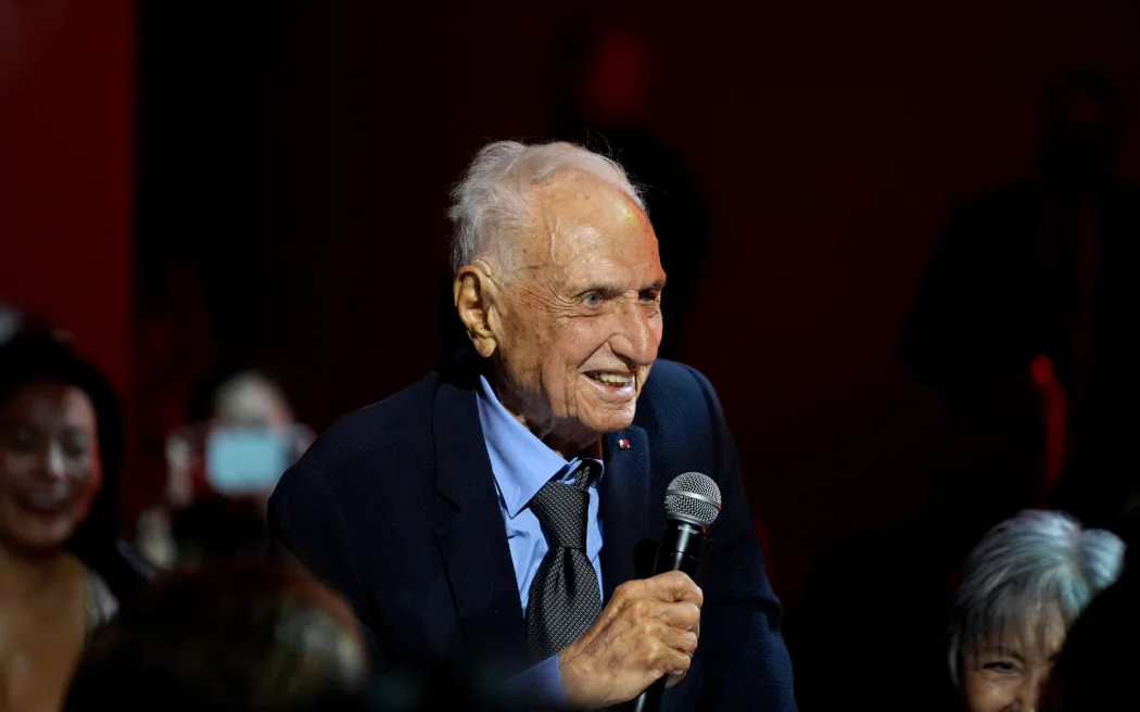 LOS ANGELES, CALIFORNIA - MAY 31: Honoree Frank Gehry speaks during the MOCA Gala 2025 at The Geffen Contemporary at MOCA on May 31, 2025 in Los Angeles, California.   Presley Ann/Getty Images for The Museum of Contemporary Art (MOCA/AFP) (Photo by Presley Ann / GETTY IMAGES NORTH AMERICA / Getty Images via AFP)