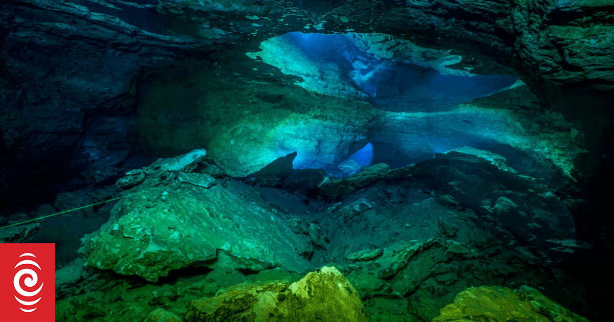 Specialist divers called in to retrieve man's body from underwater cave in South Australia
