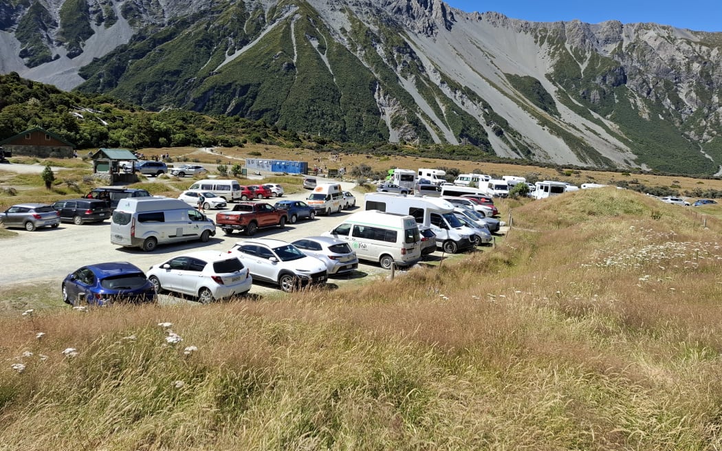The White Horse Hill carpark in Aoraki/Mount Cook National Park provides access to several popular day and overnight walks