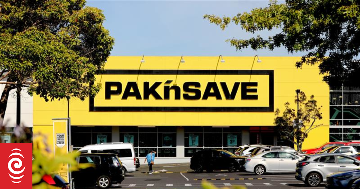 Privacy Commissioner names supermarket where photo of former MP was leaked