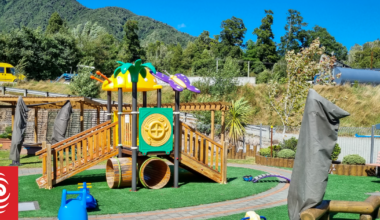 Former Gloriavale teacher applauds 'courageous' move to cancel school's registration