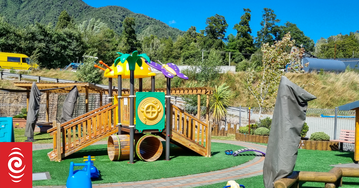 Former Gloriavale teacher applauds 'courageous' move to cancel school's registration