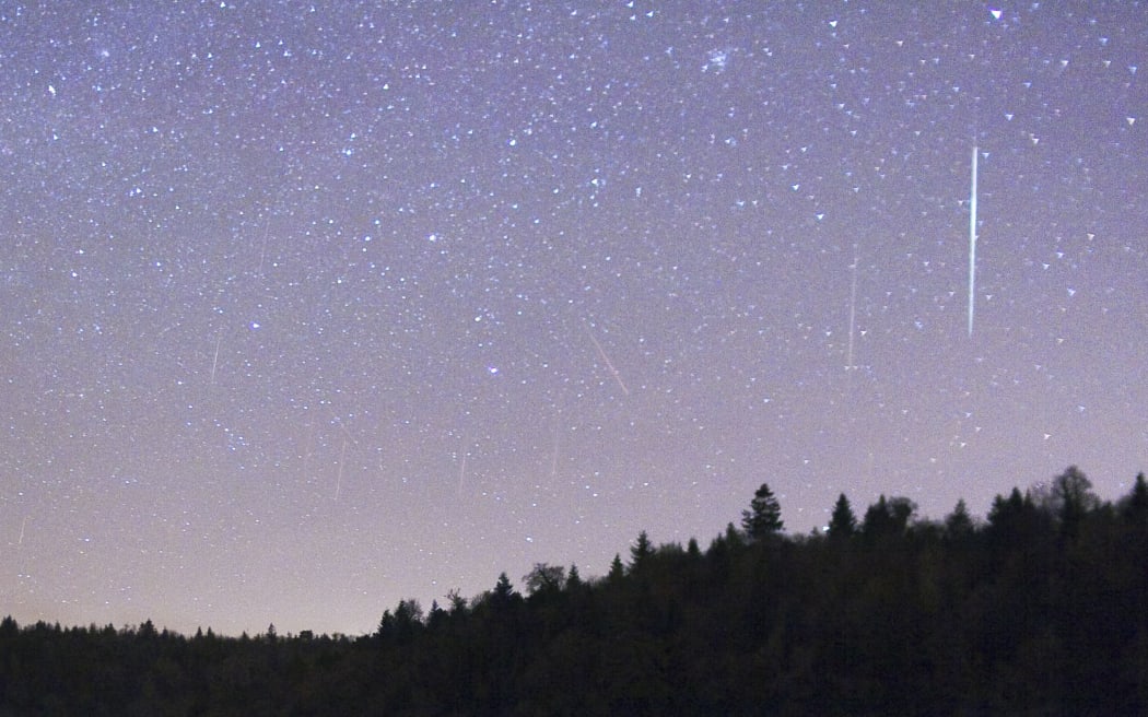 An illustration image showing the Geminid meteor shower in December 2009.