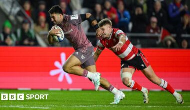 Dan Kelly runs away from the Gloucester defence to score a try for Munster
