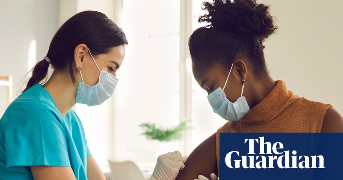 Health experts criticise NHS chief’s remarks that people with flu symptoms ‘must wear face masks’ | Flu