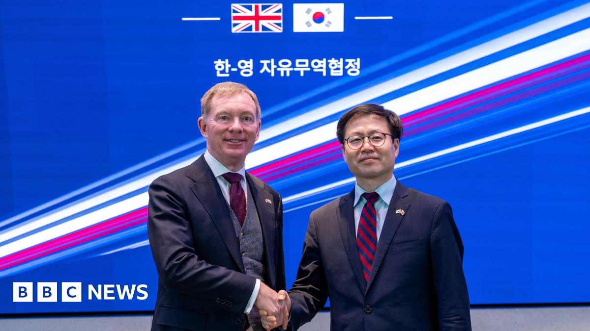 Trade minister Chris Bryant and his Korean counterpart Yeo Han-koo