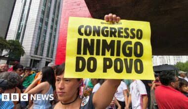 Brazilians protest against bill to reduce Bolsonaro's jail time