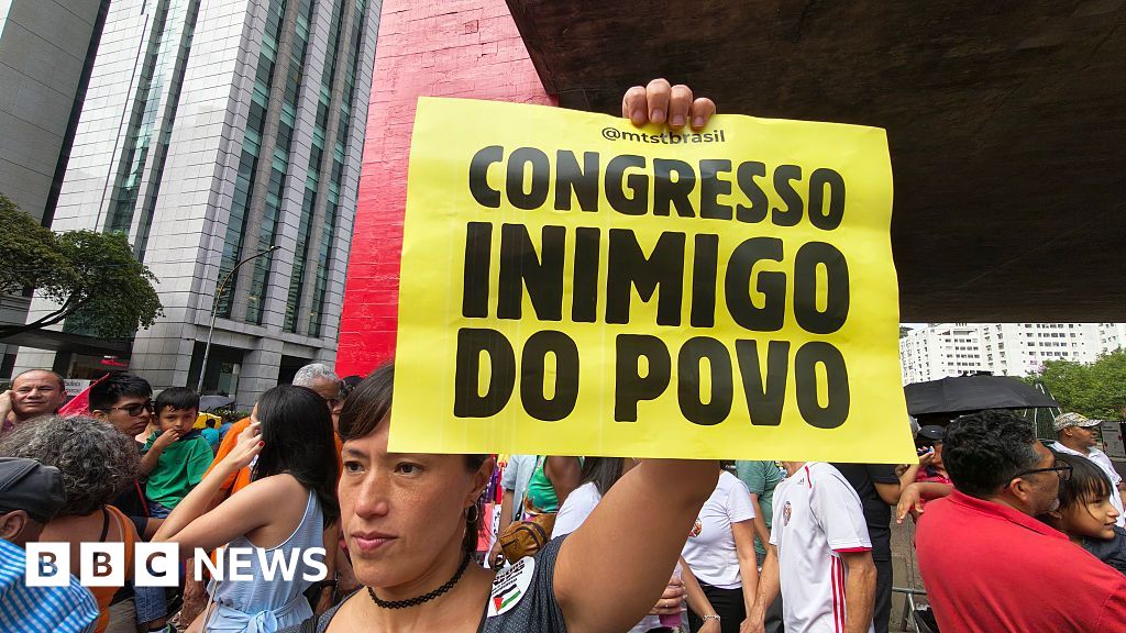 Brazilians protest against bill to reduce Bolsonaro's jail time