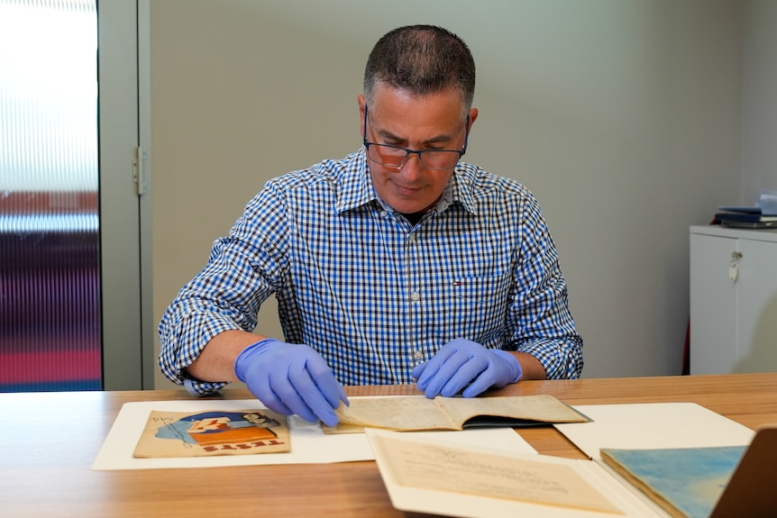 AWM historian Dr Michael Kelly