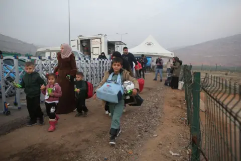 Getty Images Syrian refugees residing in Turkey return to their homeland through the Cilvegözü Border Gate in Hatay on 11 December 2024.