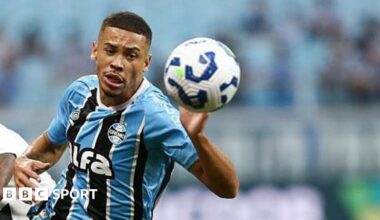 Alysson Edward playing for Gremio