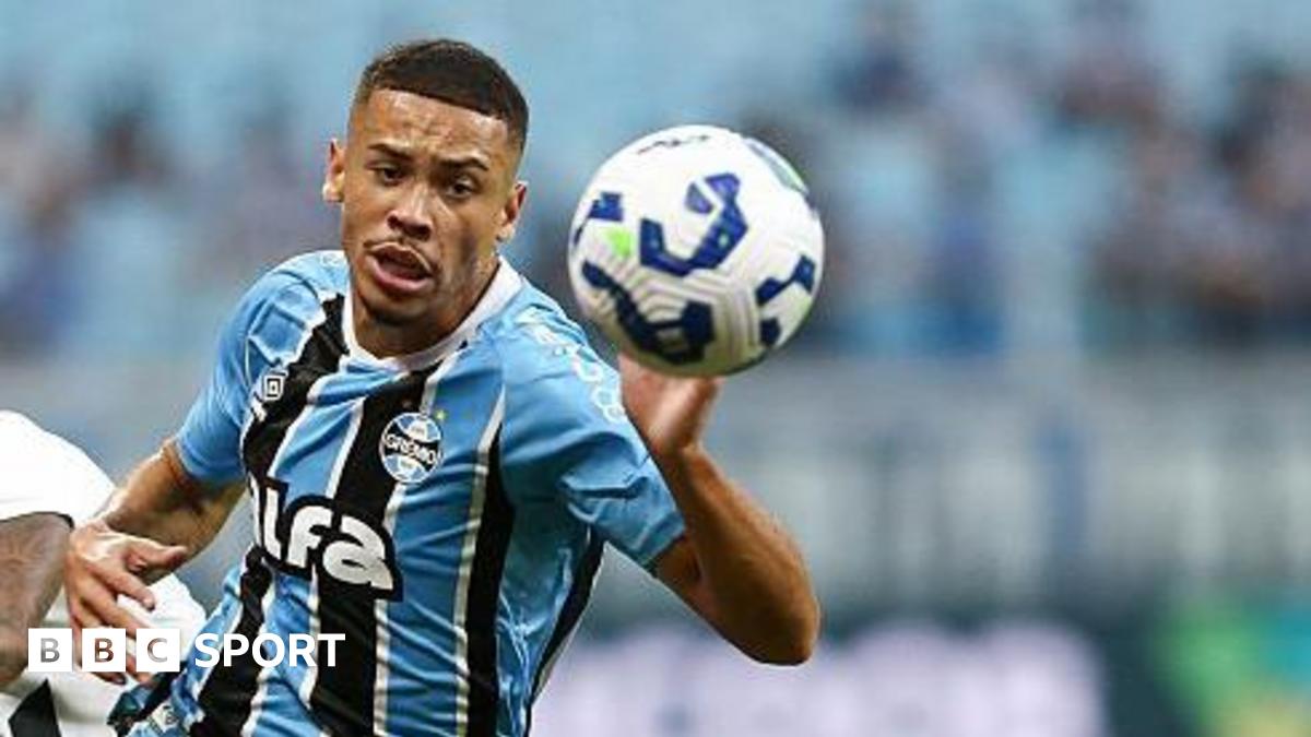 Alysson Edward playing for Gremio