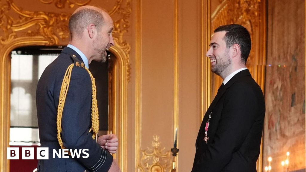 Newbury darts star Luke Humphries receives MBE from Prince William