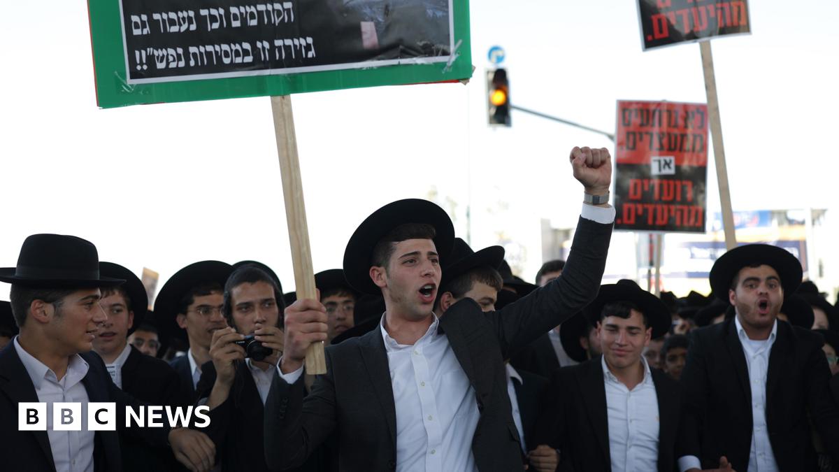 Ultra-Orthodox Jewish men shout slogans during a protest against Israeli military conscription, in Jerusalem (30 October 2025)