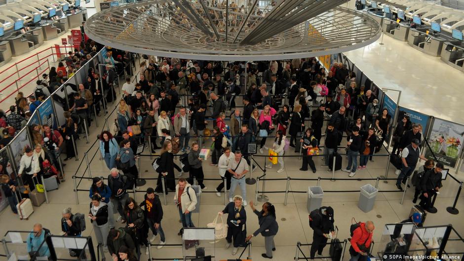 Trump vastly expands US travel bans to 39 countries – DW – 12/17/2025