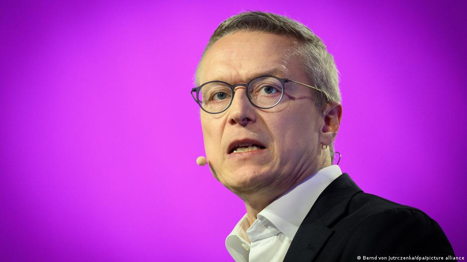 German minister sees 'merit' to social media ban for teens – DW – 12/26/2025