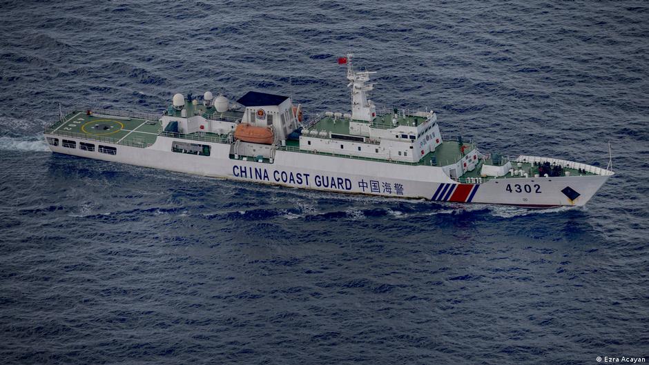 Philippines says China Coast Guard damages fishing vessels – DW – 12/13/2025