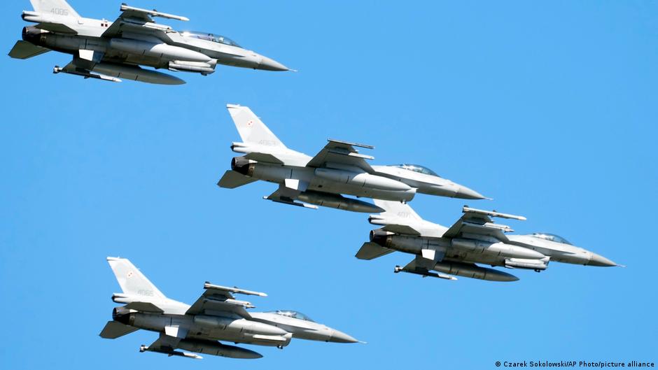 Polish jets intercept Russian spy plane – DW – 12/25/2025