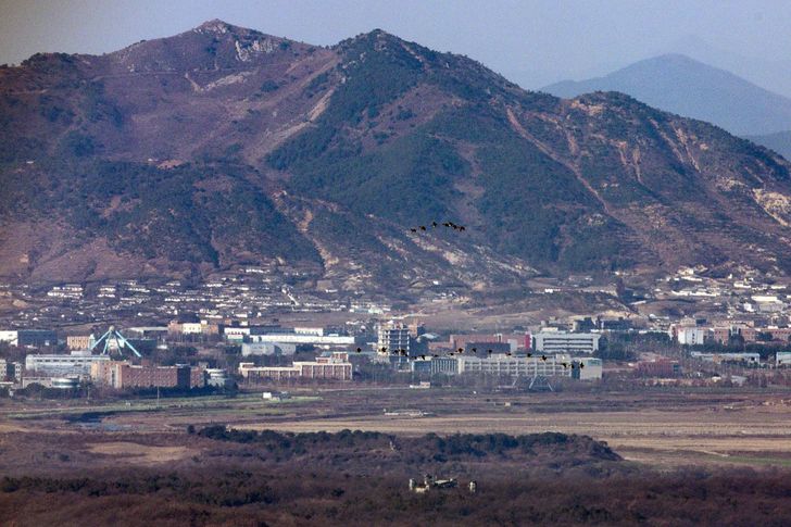 The western frontline Demilitarized Zone (DMZ) and the area around the Gaeseong Industrial Complex in North Korea are seen from a border region in the South's Paju, Gyeonggi Province, Nov. 18. Yonhap