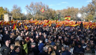 Thousands of protesters call for Sanchez to resign – DW – 11/30/2025