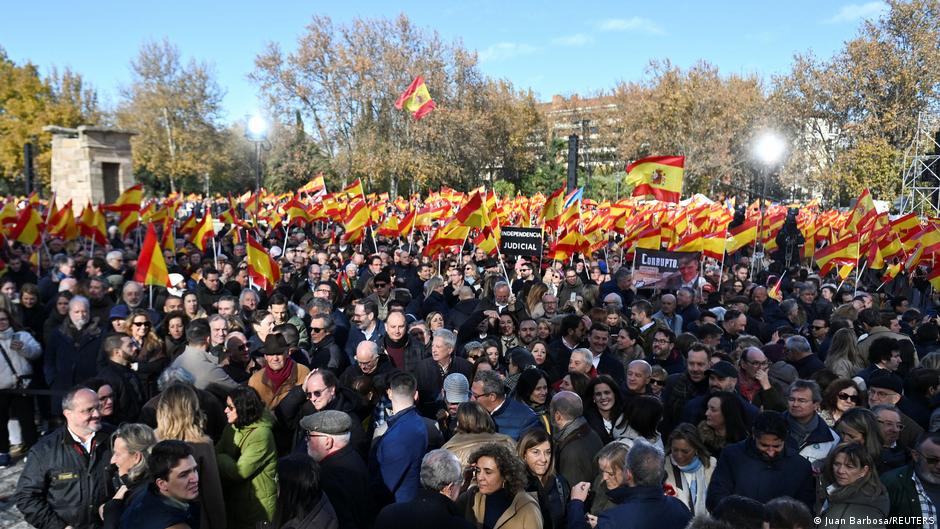 Thousands of protesters call for Sanchez to resign – DW – 11/30/2025