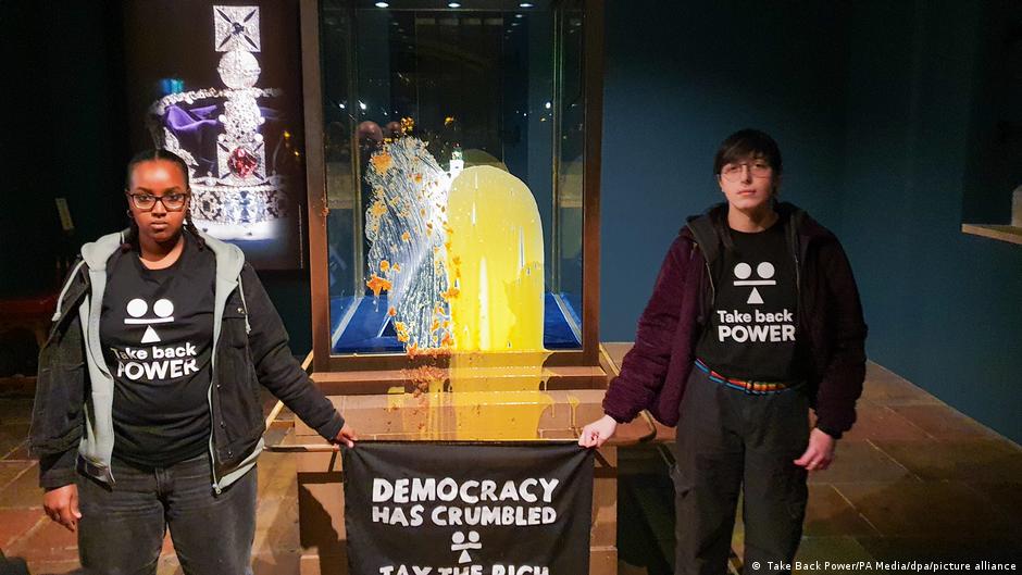 4 arrested after throwing custard at Crown Jewels – DW – 12/06/2025