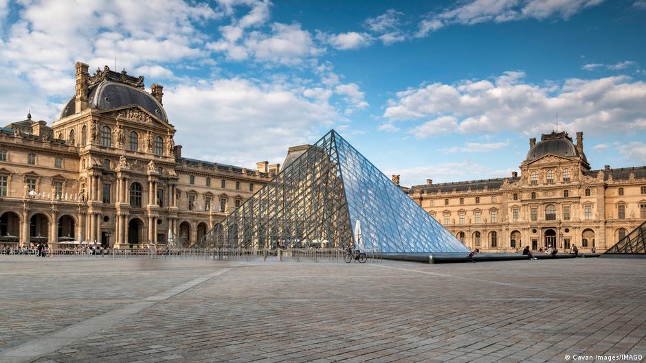 Water leak damages hundred of historic books – DW – 12/07/2025